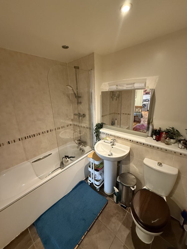 Room Canterbury Road in Greater London