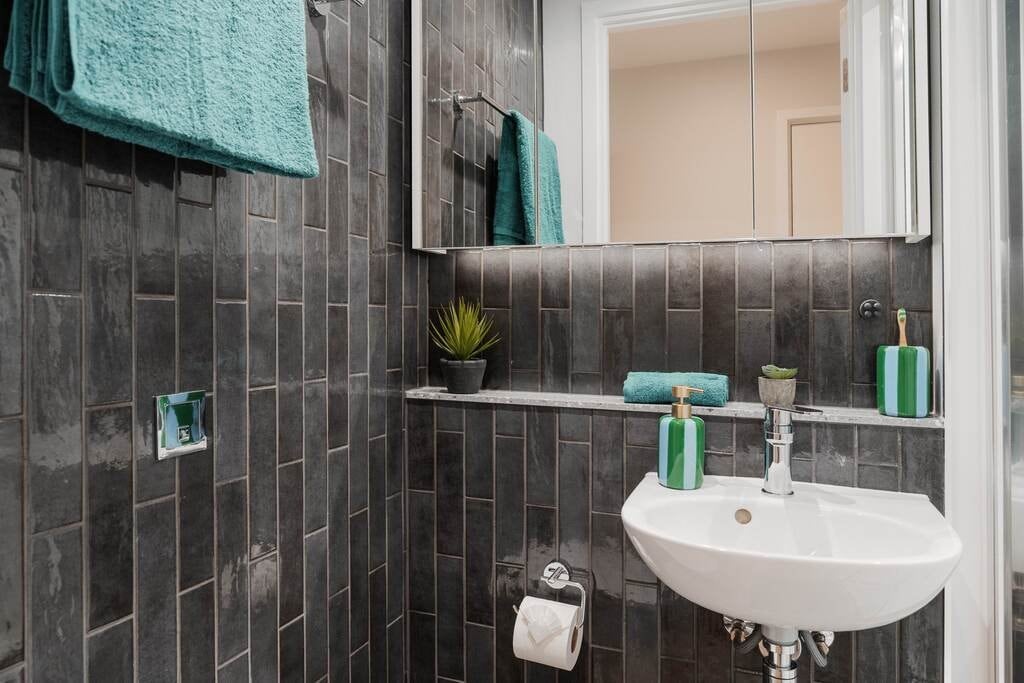 Room Avonmouth Street in Greater London