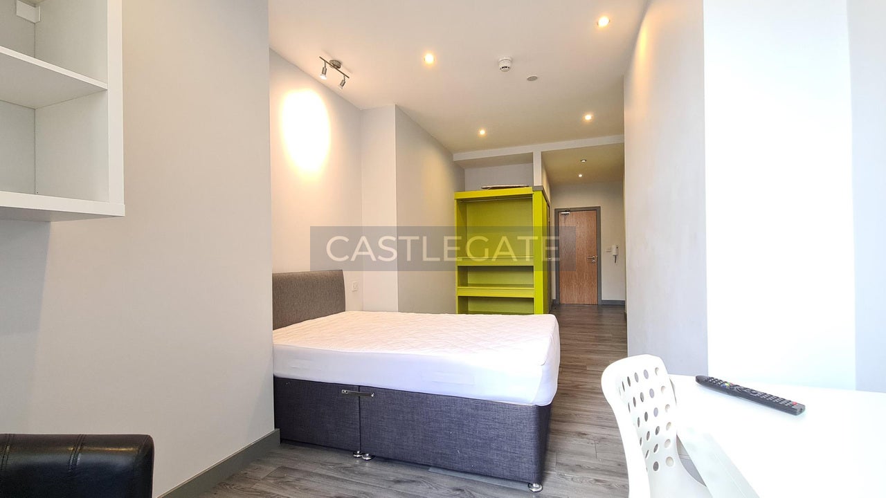Room Half Moon Street in Huddersfield