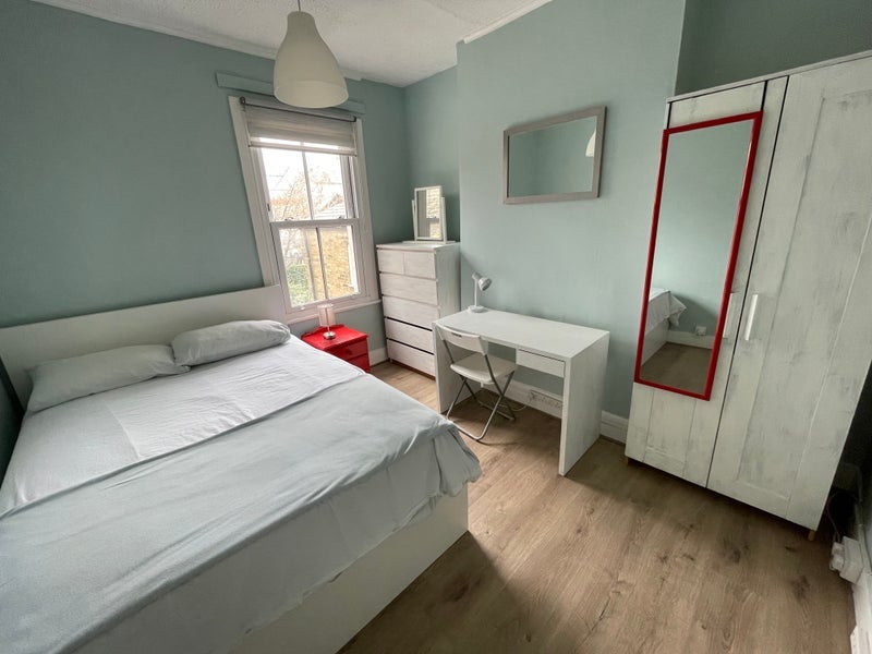 Room Gosterwood Street in Greater London