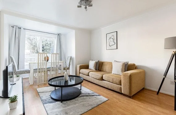 Flat Chaucer Drive in Greater London