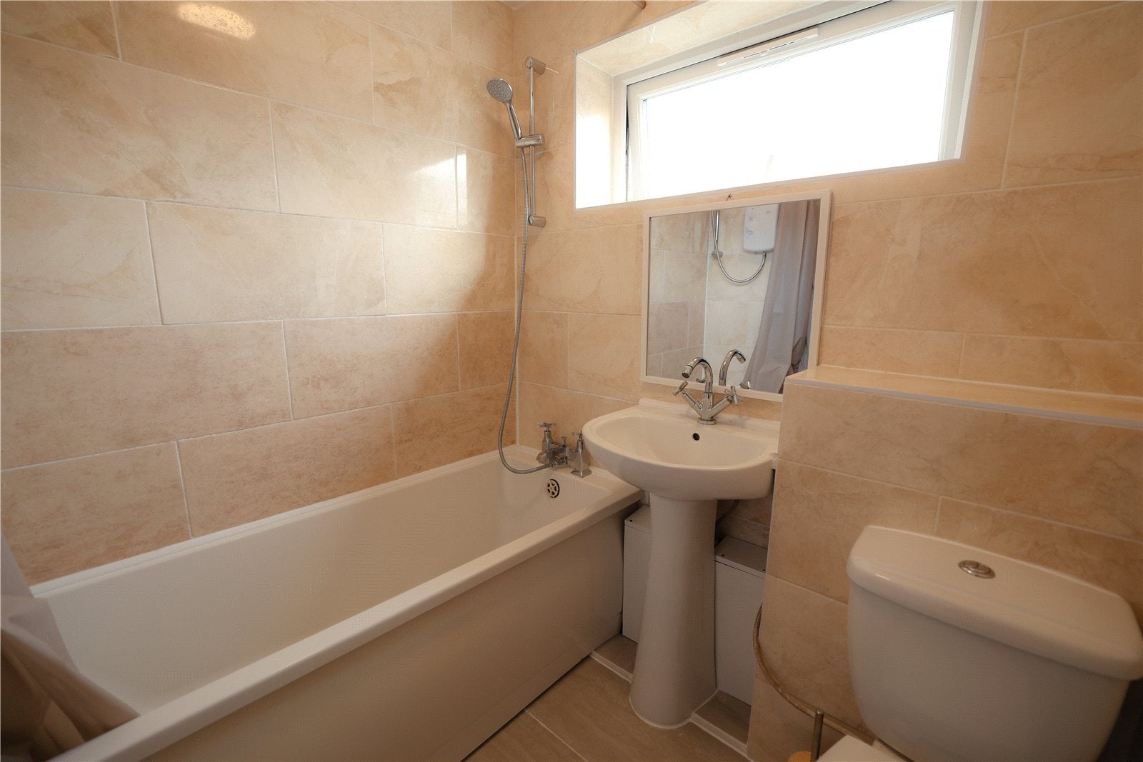 Room Rochfords Gardens in Slough