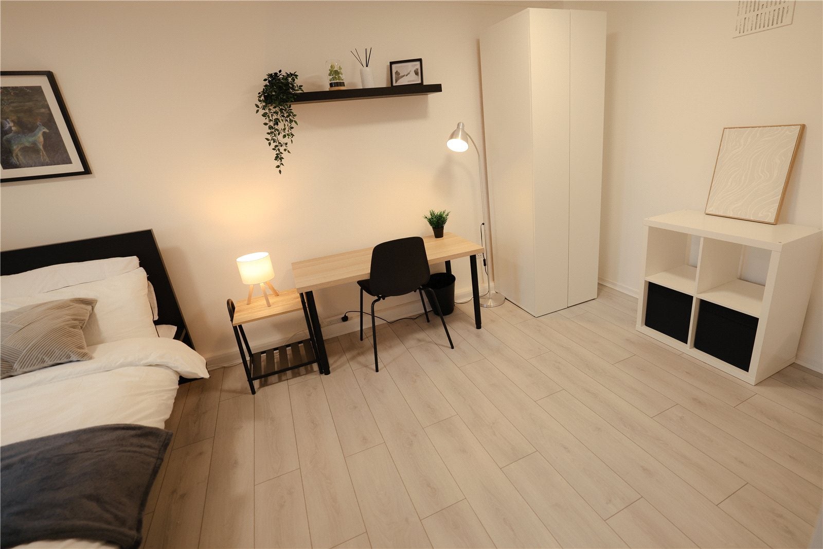 Room Rochfords Gardens in Slough