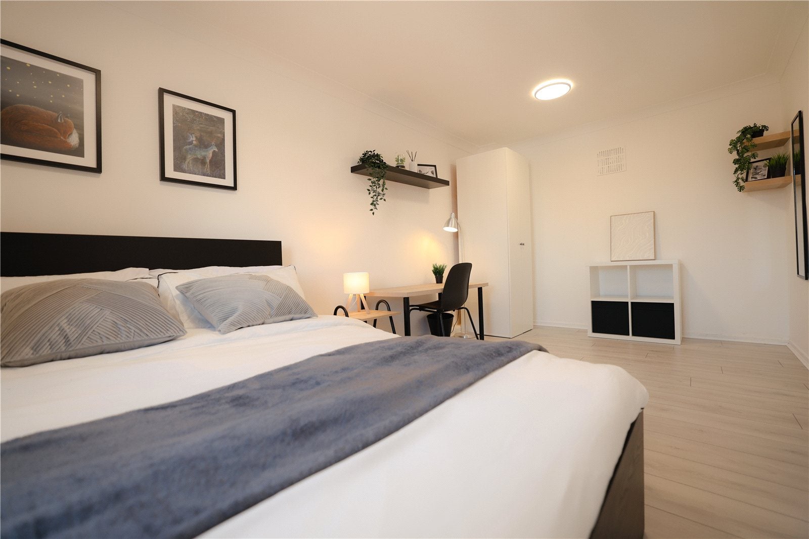 Room Rochfords Gardens in Slough