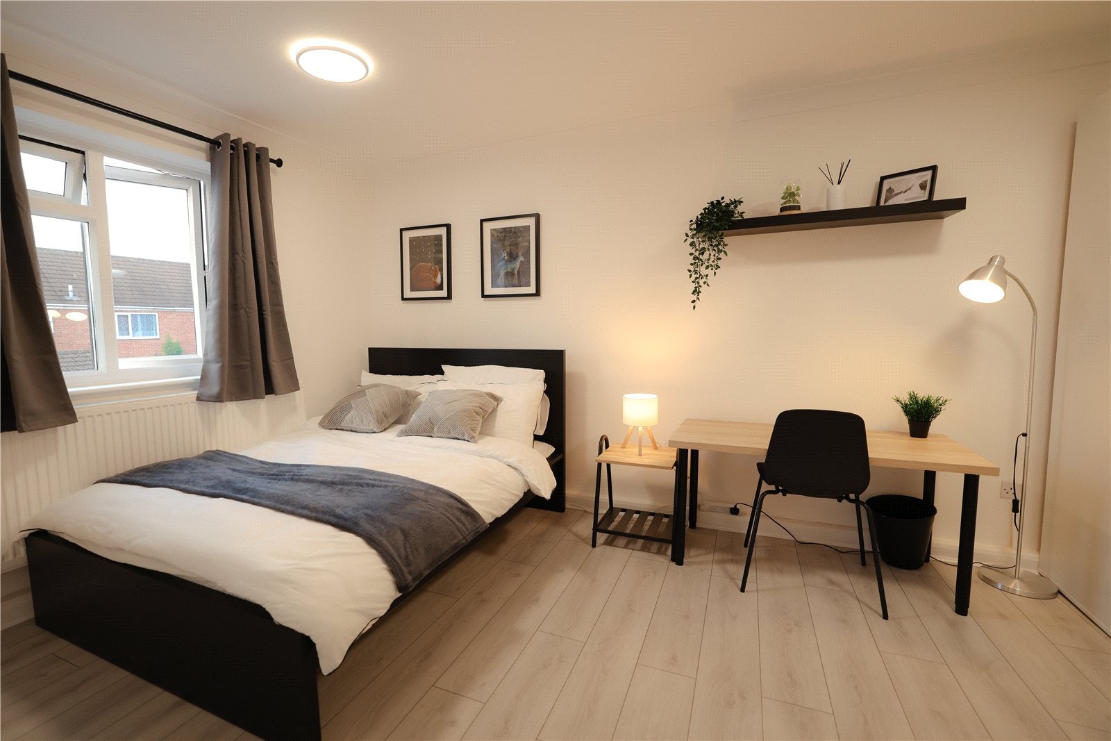 Room Rochfords Gardens in Slough