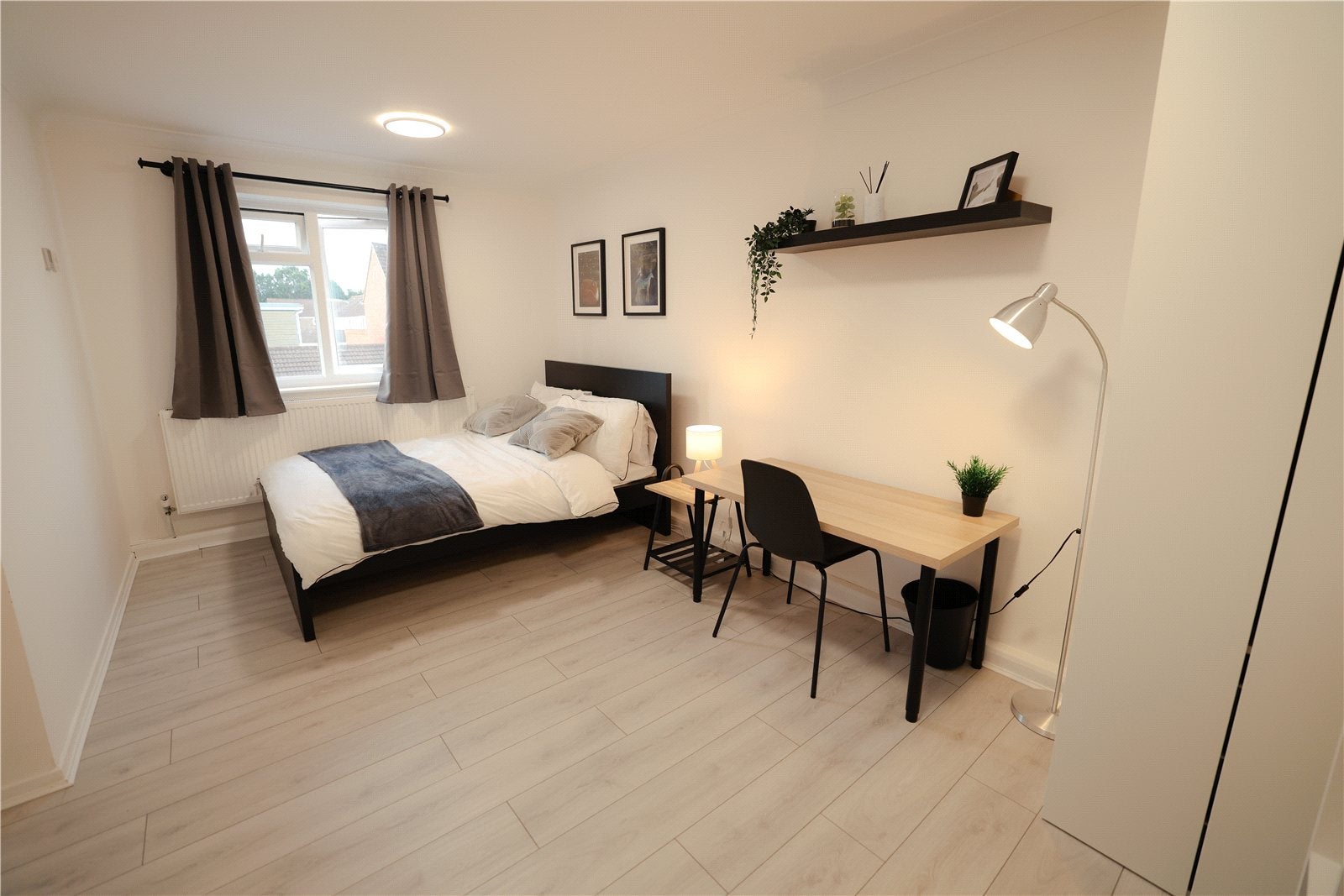 Room Rochfords Gardens in Slough