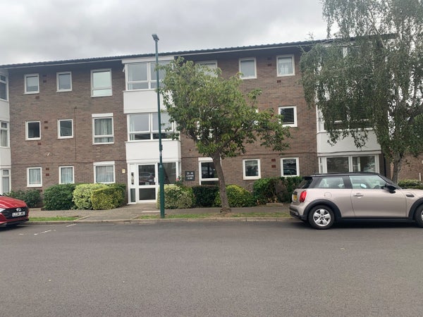 Flat Carters Close in London Borough of Sutton