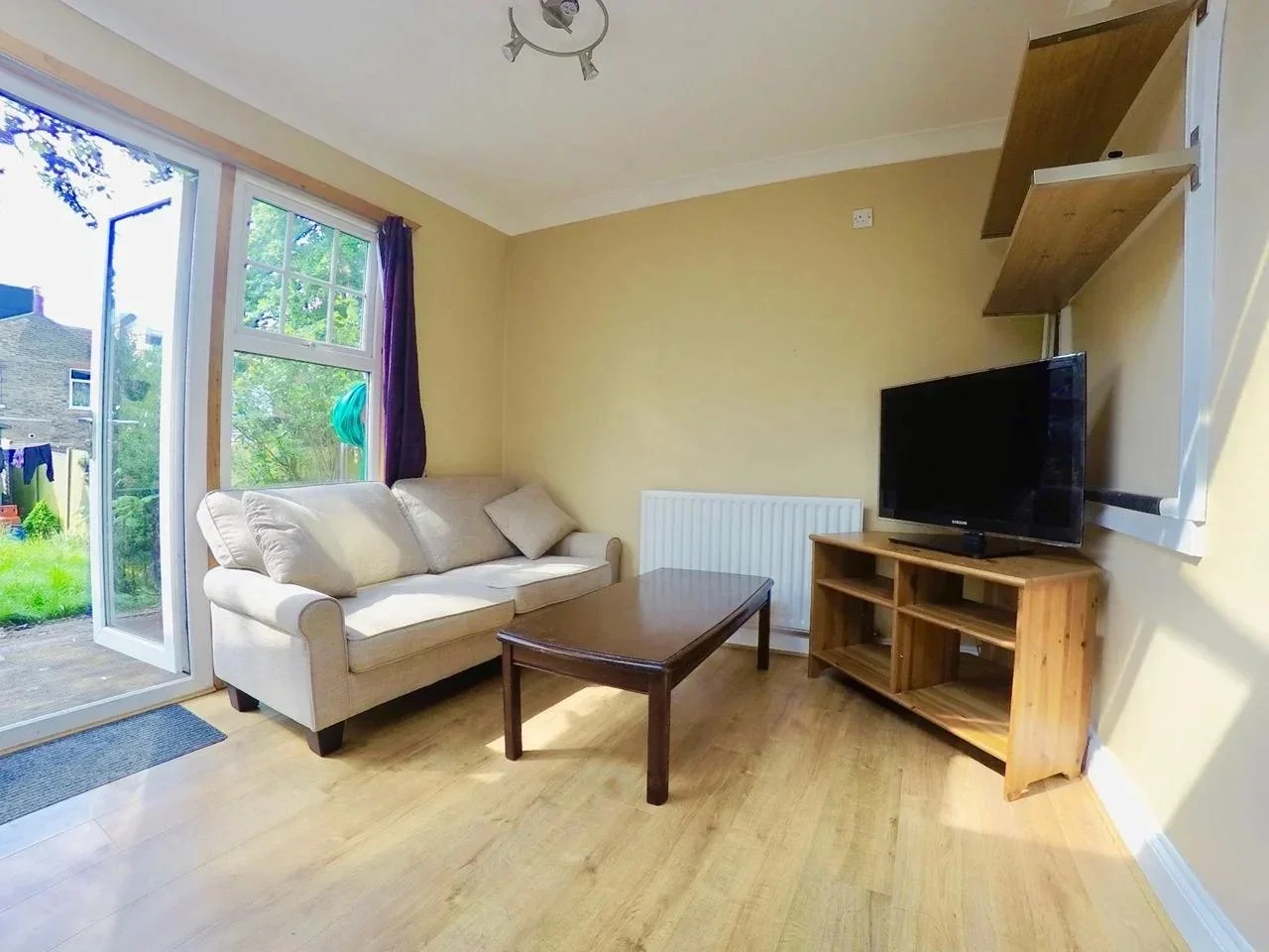 House Homefarm Road in Greater London