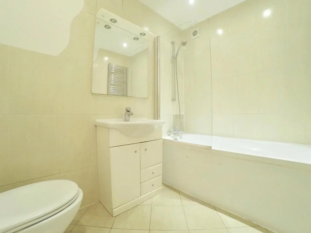 House Homefarm Road in Greater London