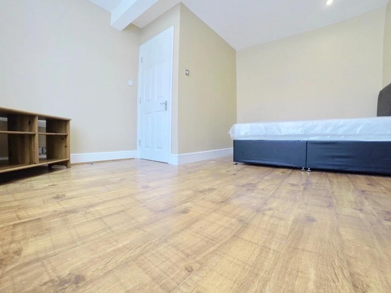 House Homefarm Road in Greater London