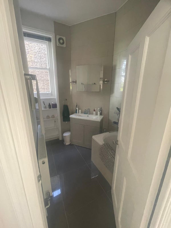 Room Goldhawk Road in Greater London