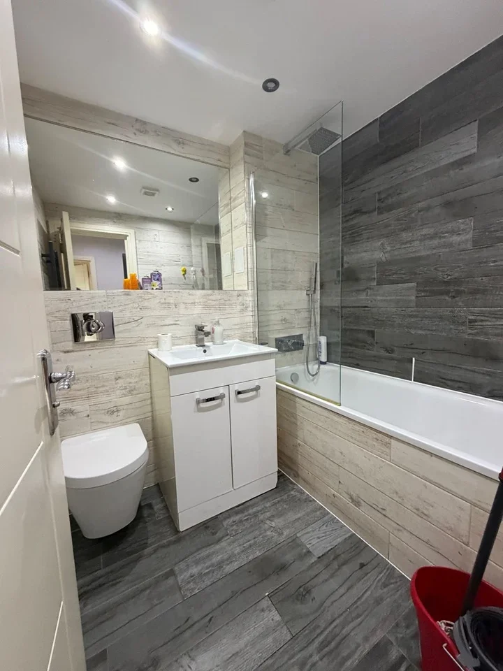 Flat Hornchurch Road in Greater London