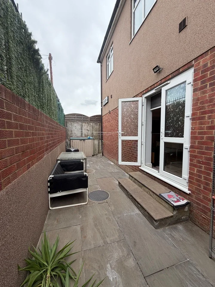 Flat Hornchurch Road in Greater London