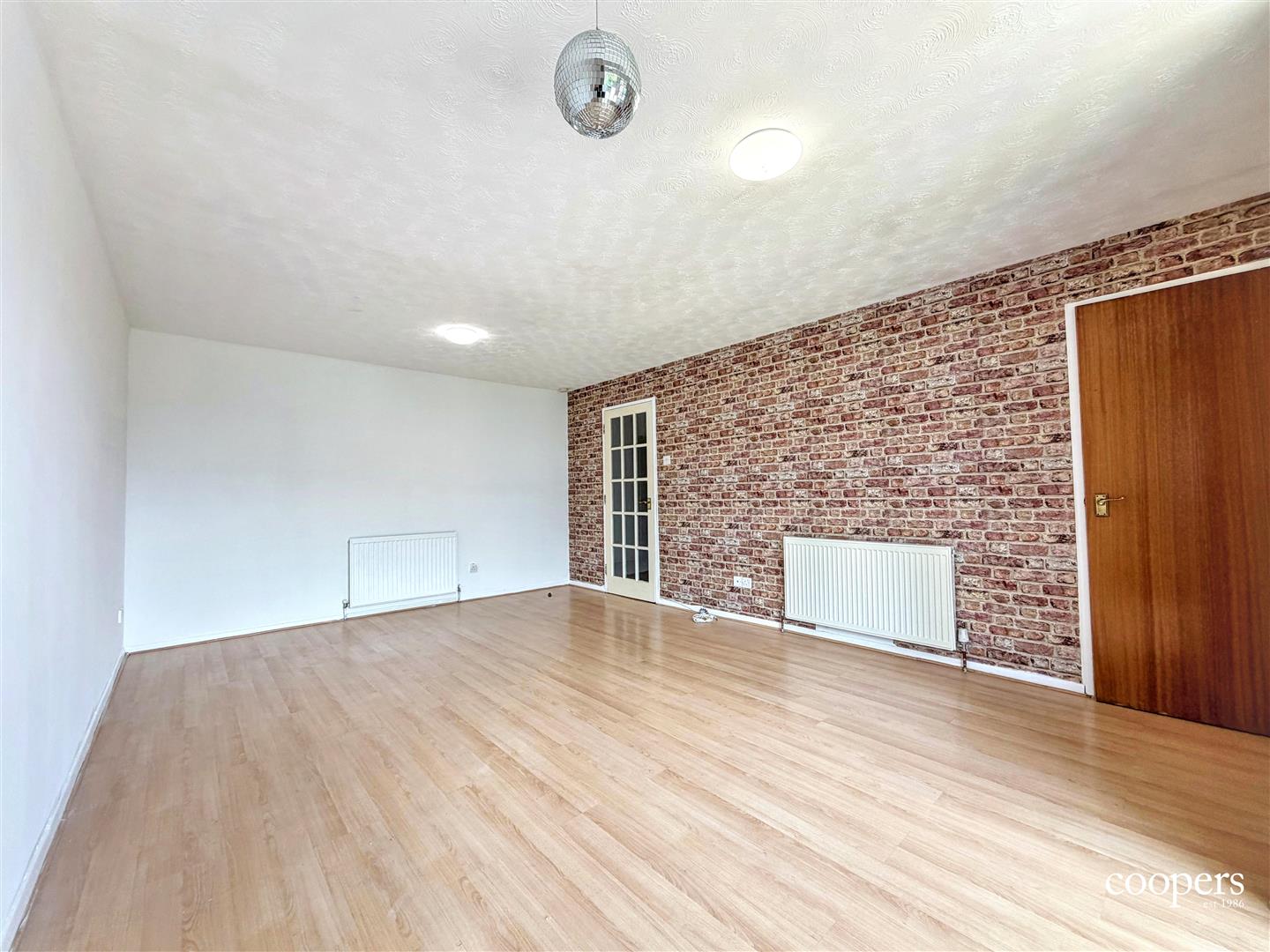 Flat Thorpland Avenue in Greater London