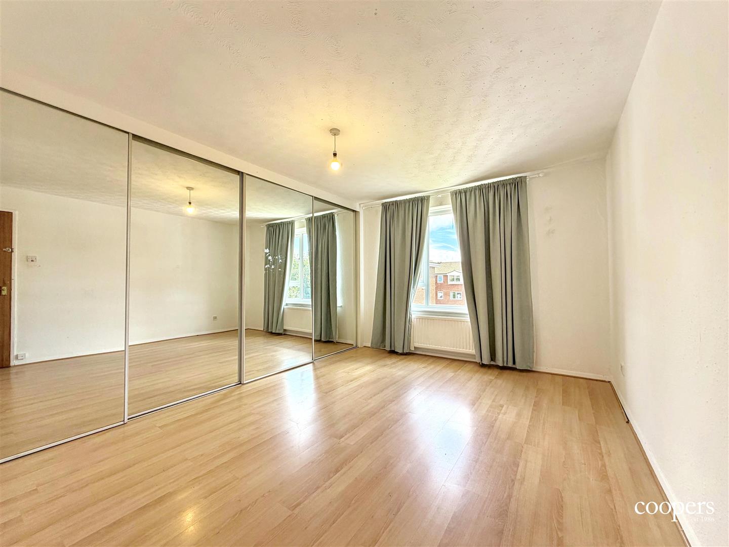 Flat Thorpland Avenue in Greater London