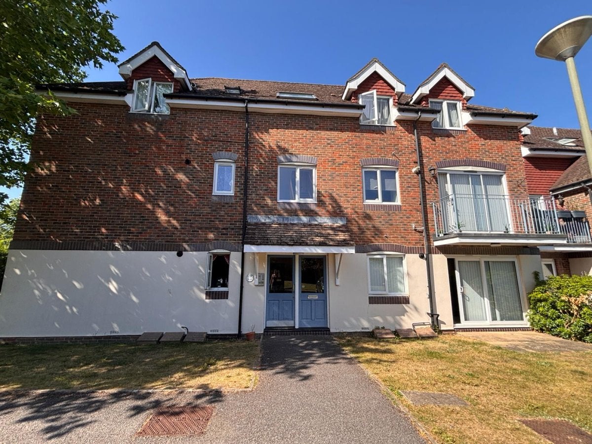 Flat Ladbroke Road in Reigate and Banstead