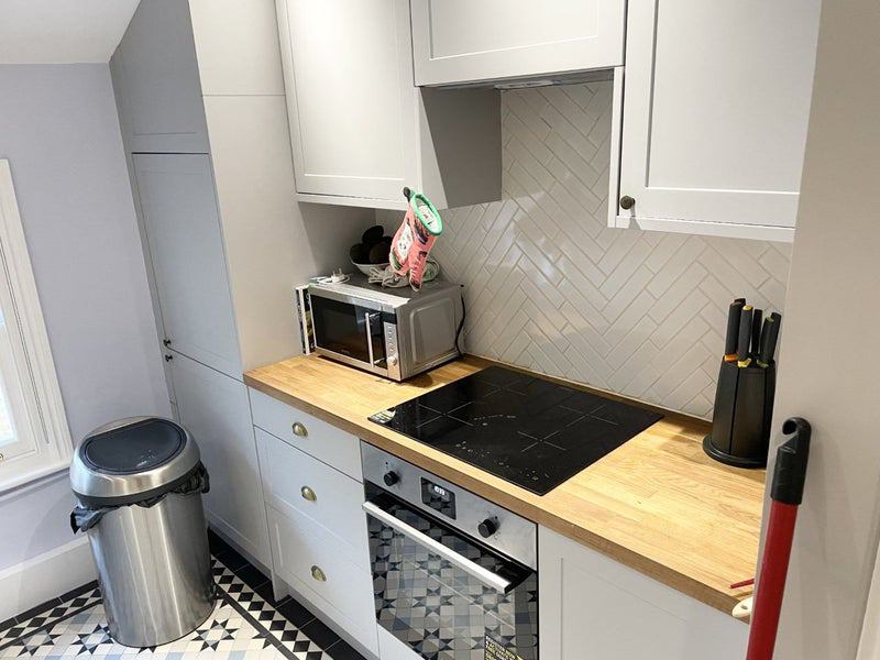 Room Crewdson Road in Greater London