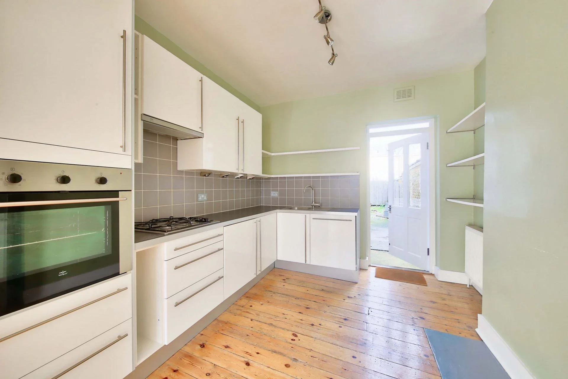 Flat Duntshill Road in Greater London