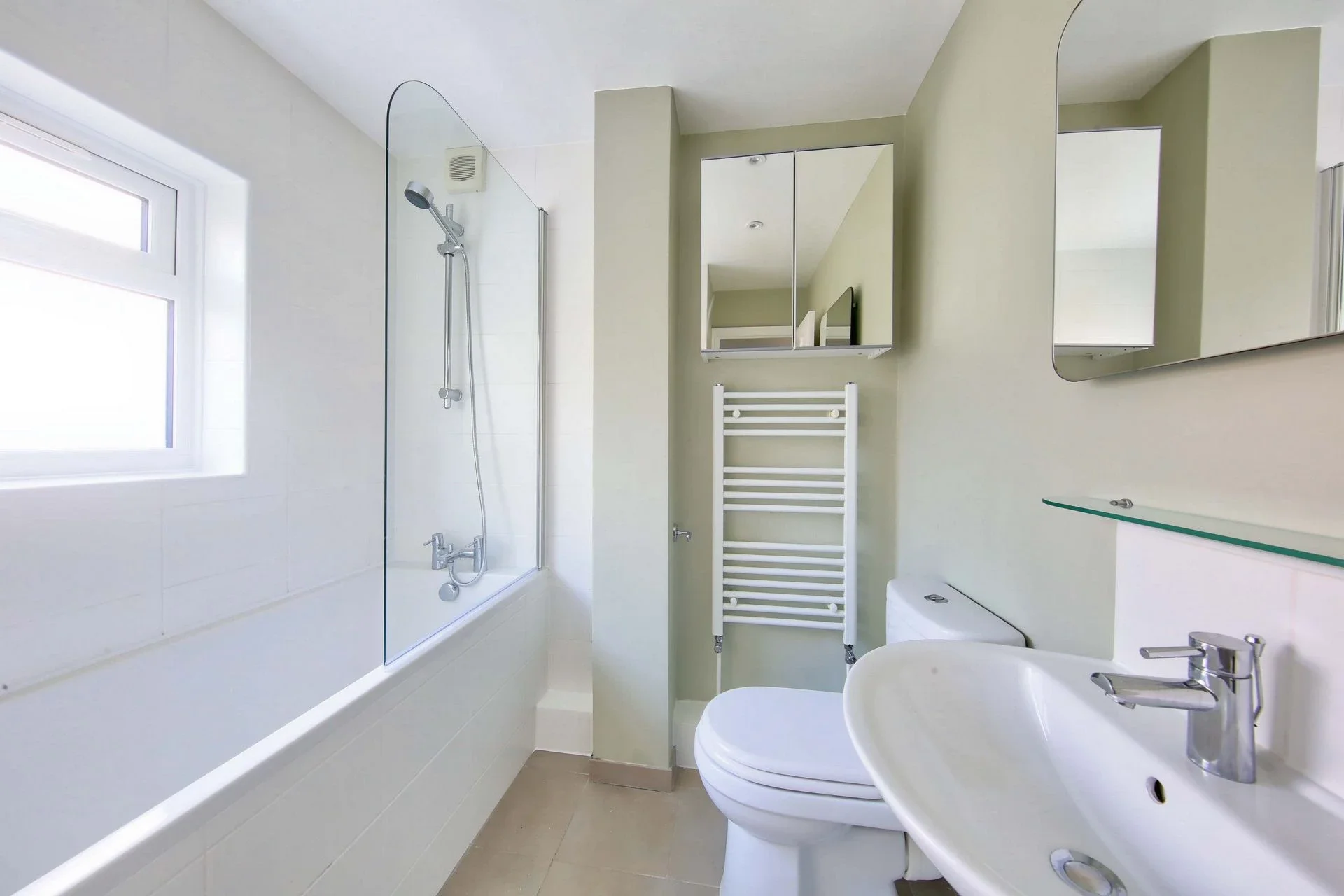Flat Duntshill Road in Greater London
