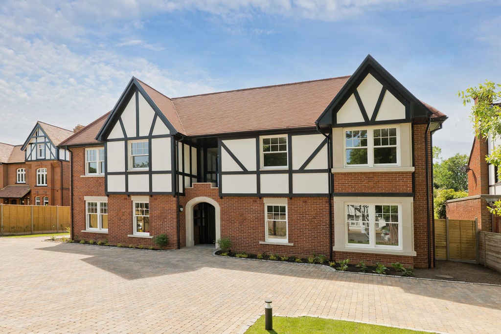 Flat Beauchamp Road in Elmbridge