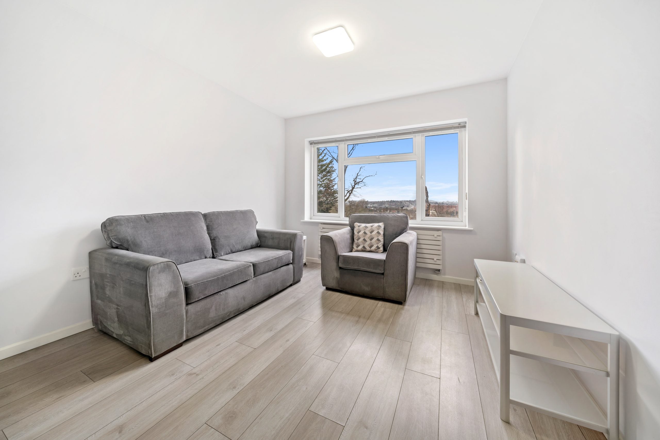 Flat Sunningfields Road in Greater London