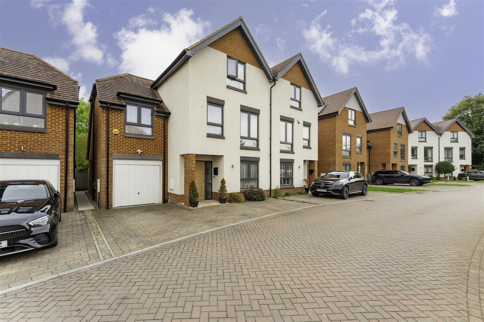 House Apsley Walk in Richings Park