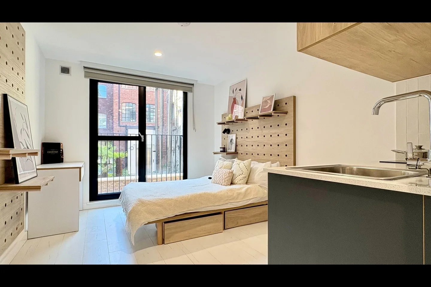 Flat Commercial Road in Greater London