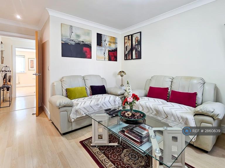 Flat Imperial Drive in Greater London