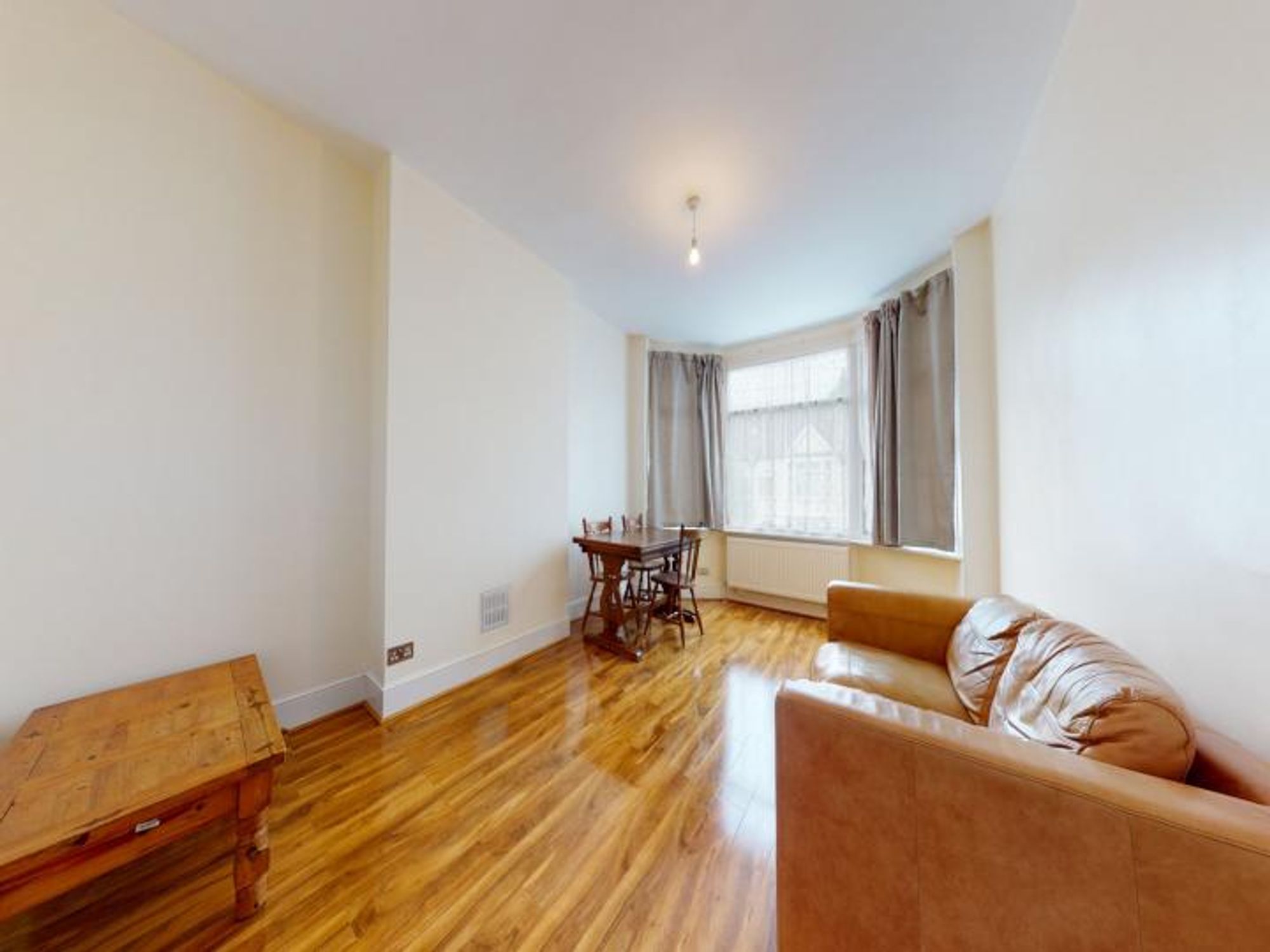 Flat Park Avenue in Greater London