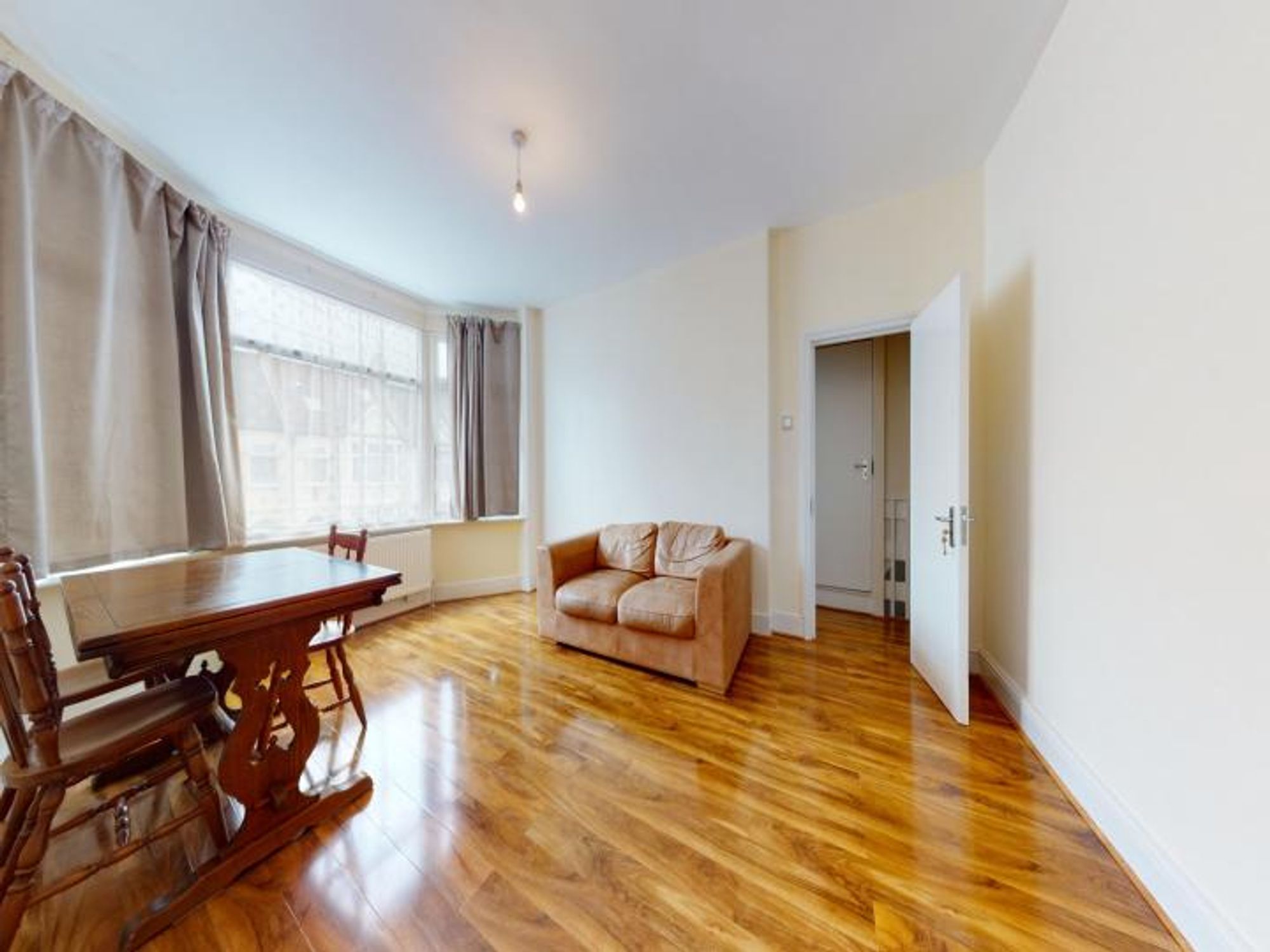 Flat Park Avenue in Greater London