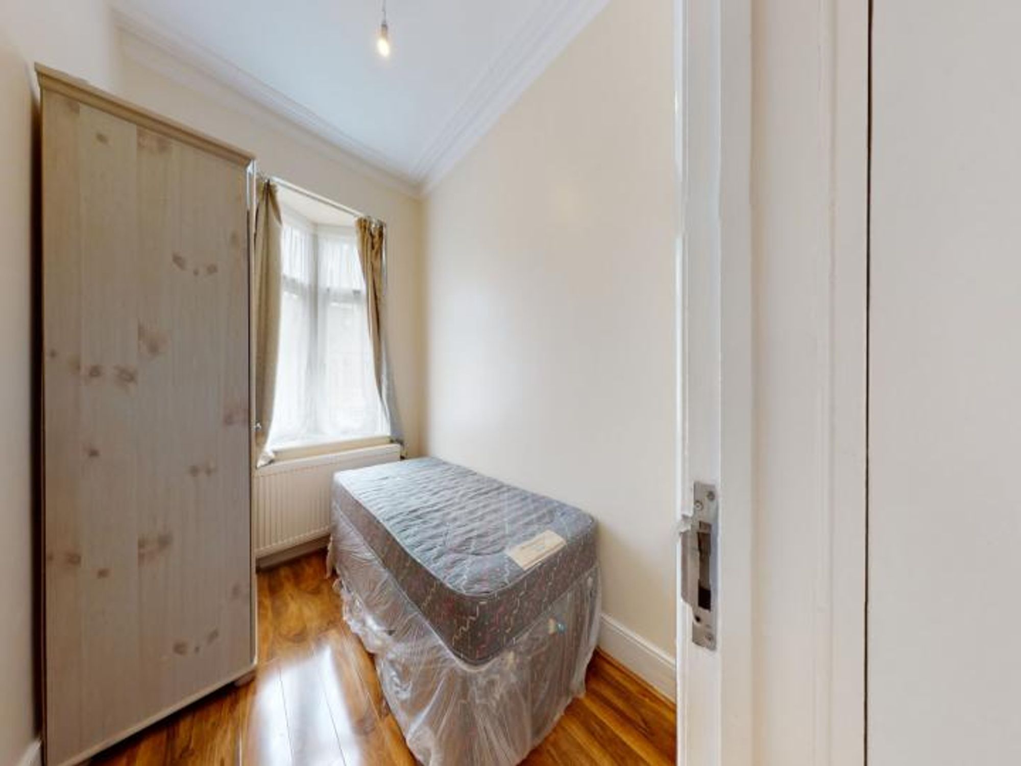 Flat Park Avenue in Greater London