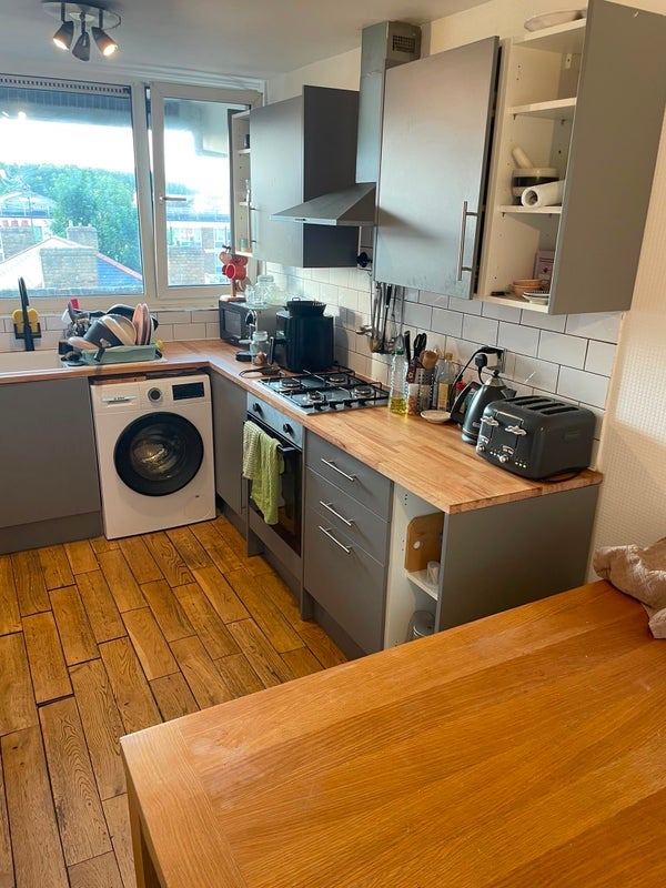 Flat Driffield Road in Greater London