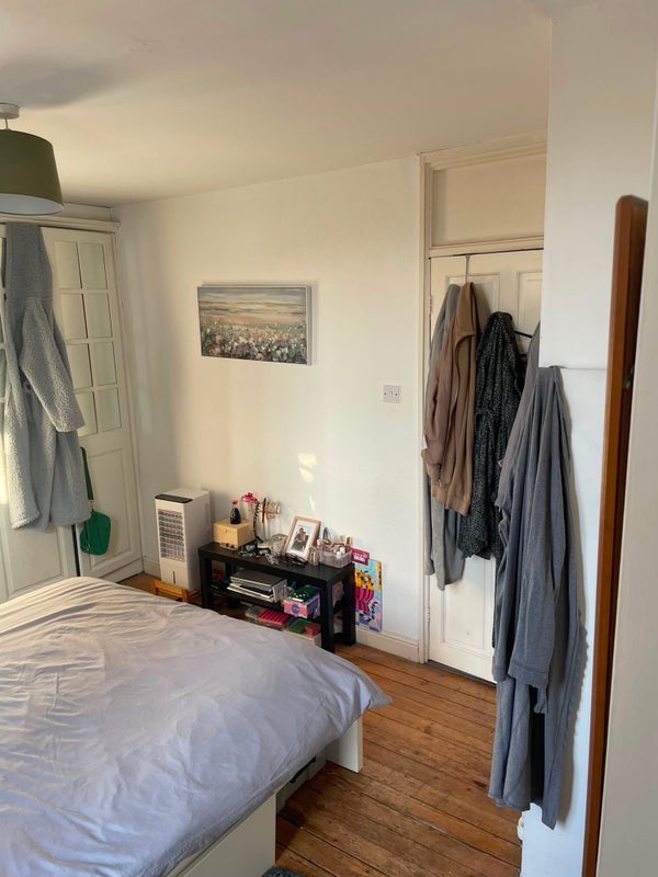 Flat Driffield Road in Greater London