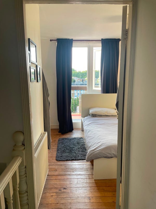 Flat Driffield Road in Greater London