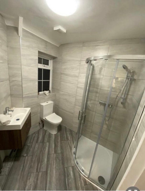 Room Hilary Road in Greater London