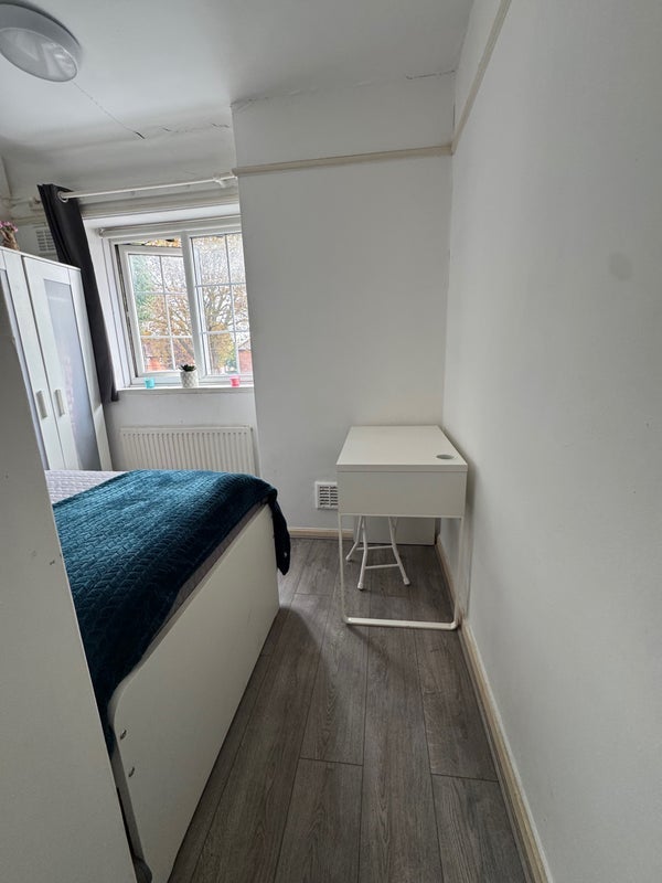 Room Hilary Road in Greater London