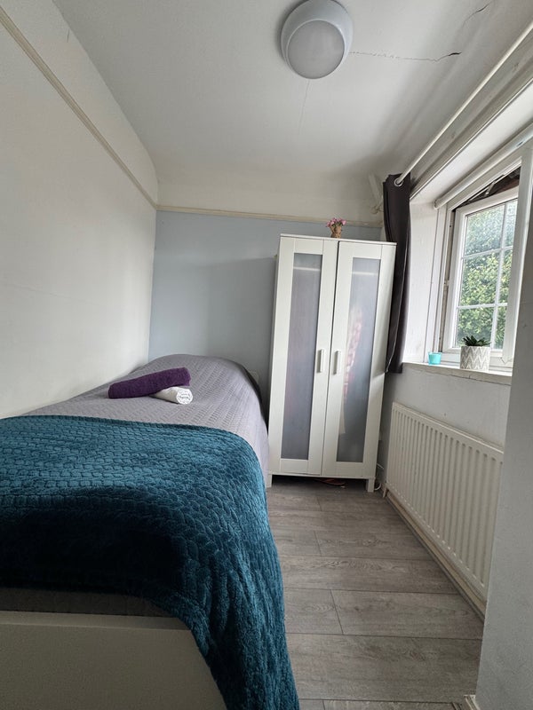 Room Hilary Road in Greater London