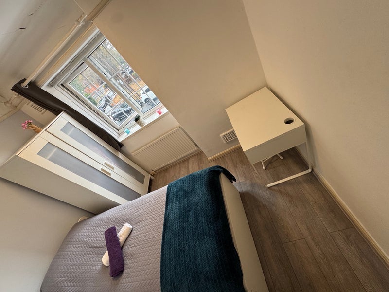 Room Hilary Road in Greater London