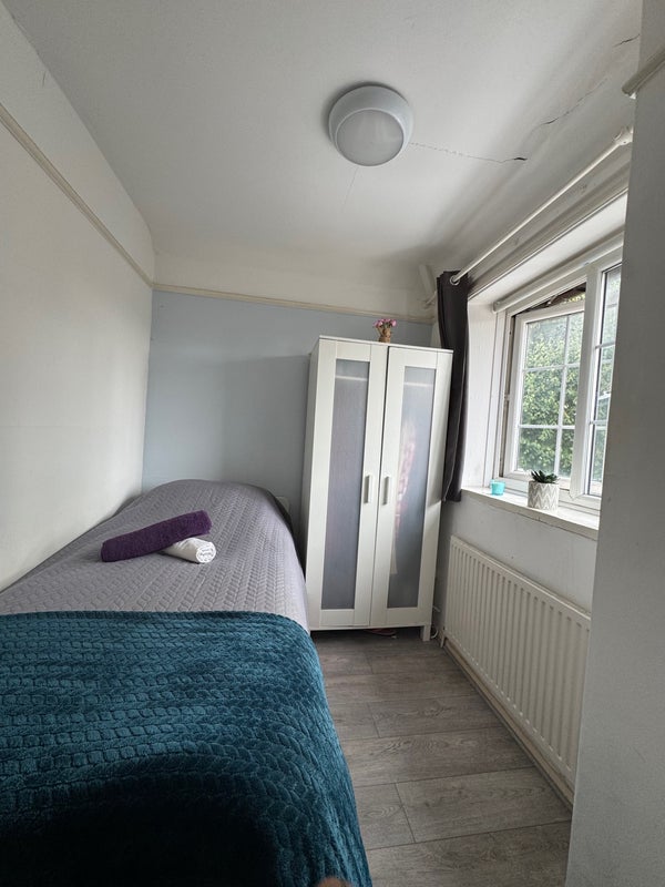 Room Hilary Road in Greater London