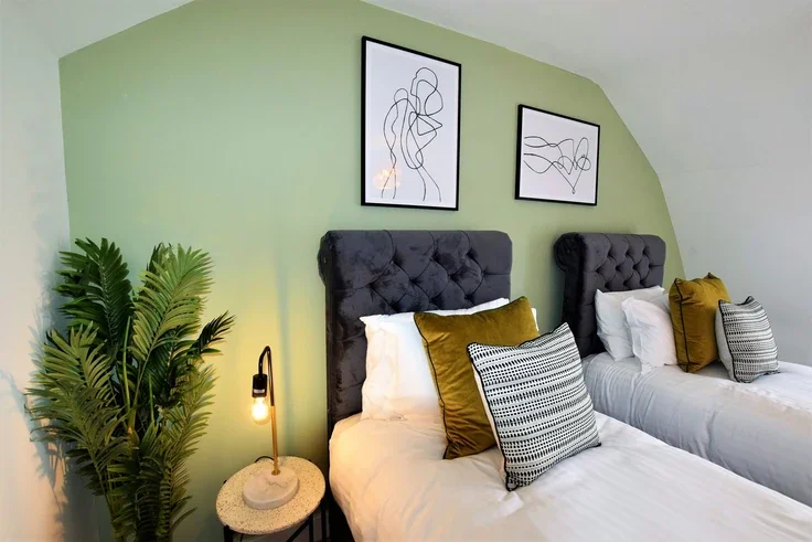 Flat Triangle West in Bristol