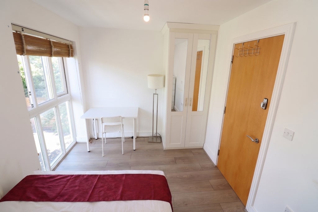 Room Globe Road in Greater London