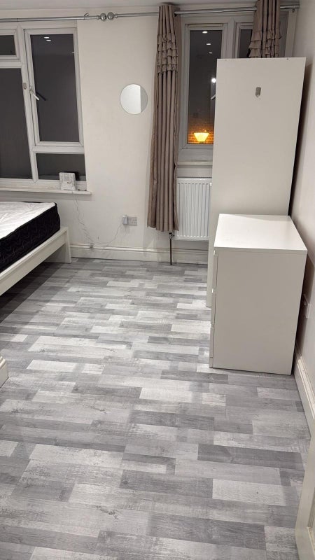 Room Nightingale Vale in Greater London