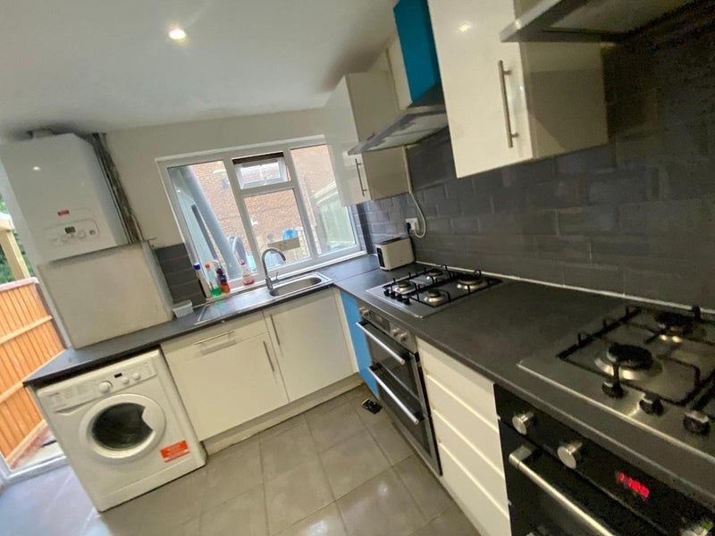 Room Nightingale Vale in Greater London