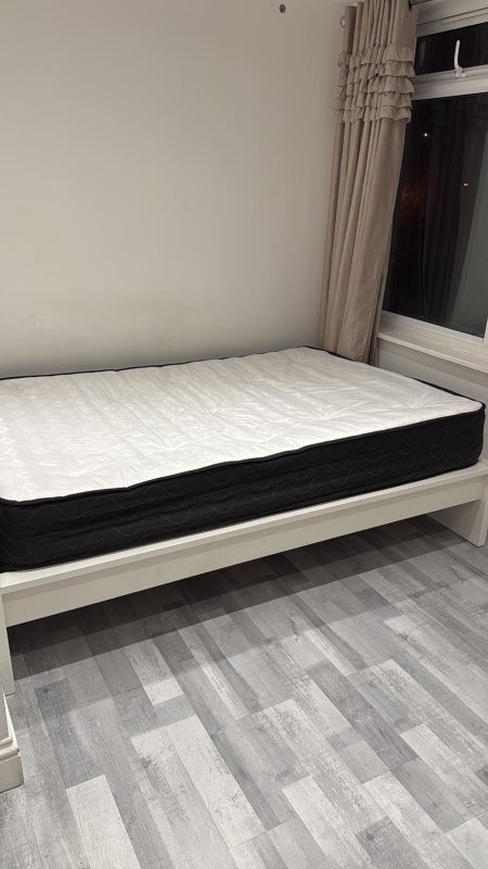 Room Nightingale Vale in Greater London