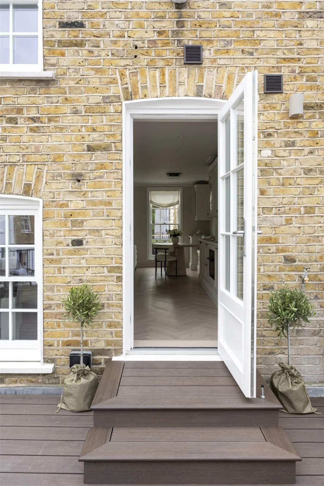 Flat Milner Street in Greater London