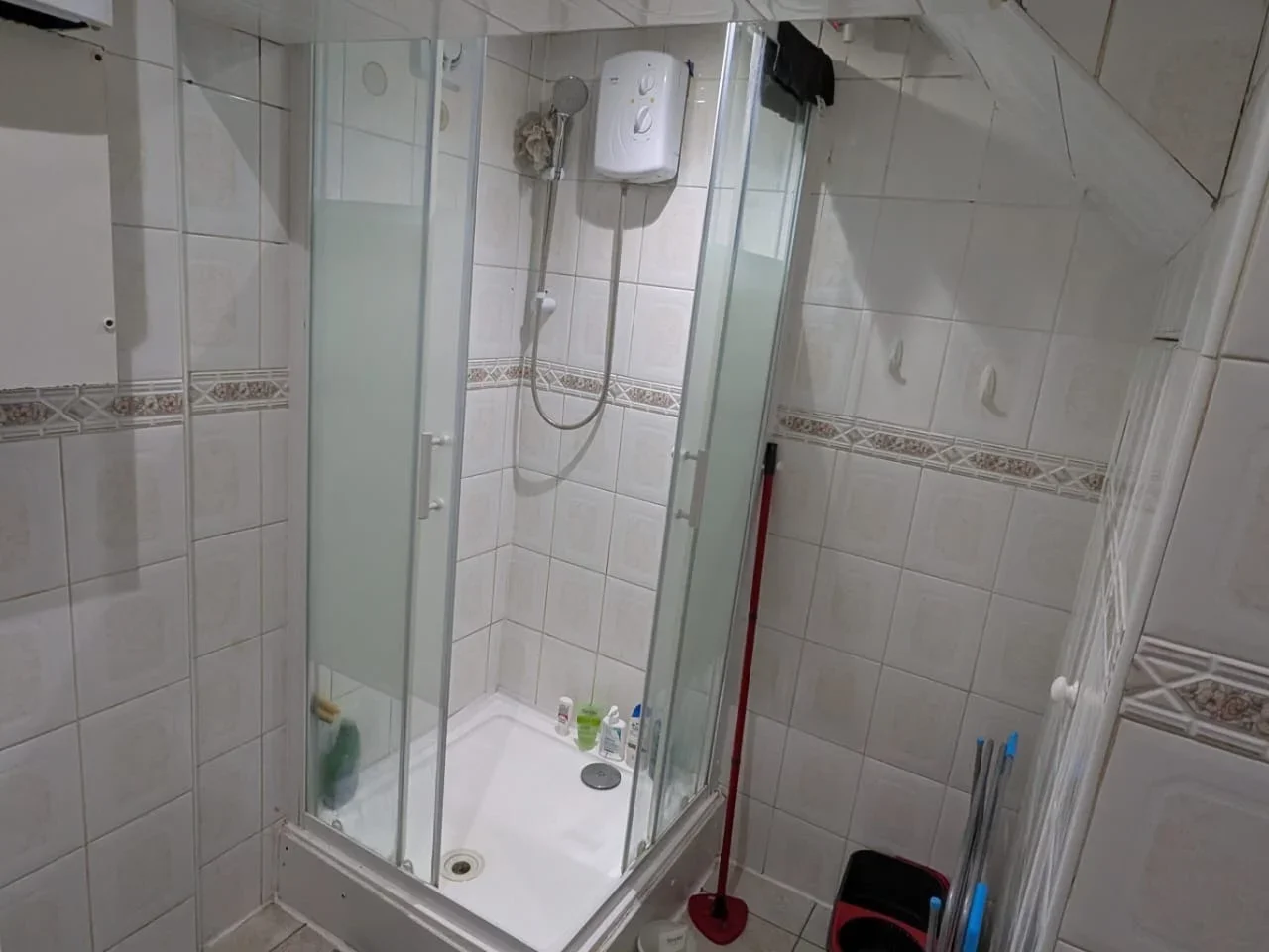 Room Leander Road in Greater London
