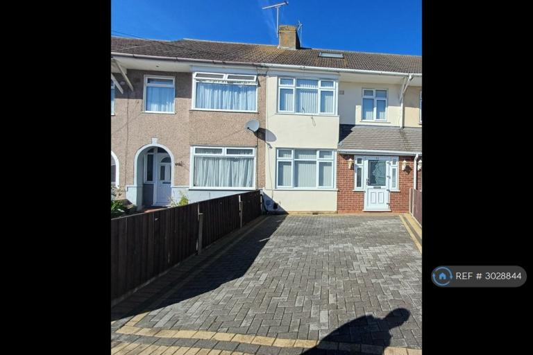 House Rothbury Avenue in Greater London