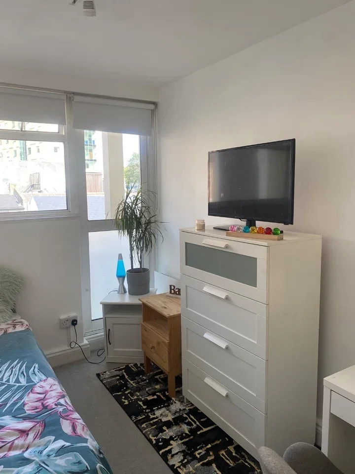 Room Fulham Road in Greater London