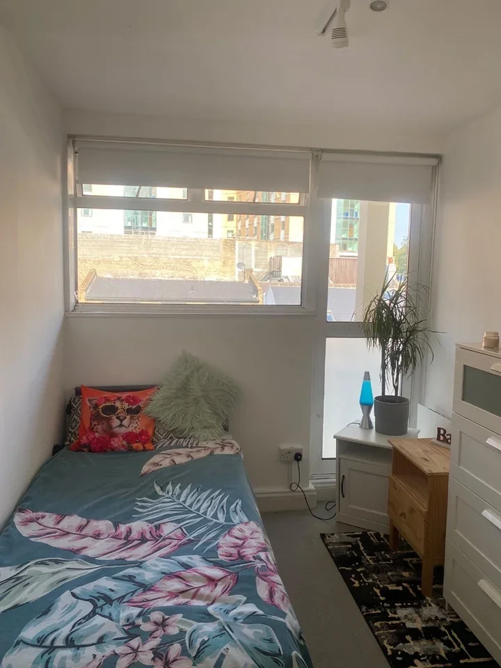 Room Fulham Road in Greater London