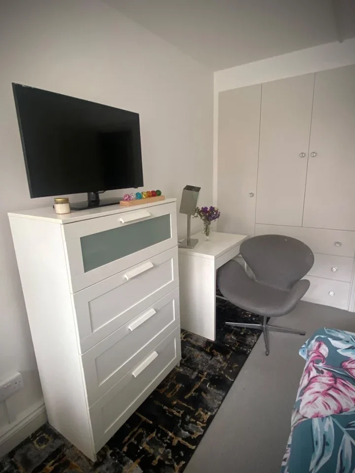 Room Fulham Road in Greater London